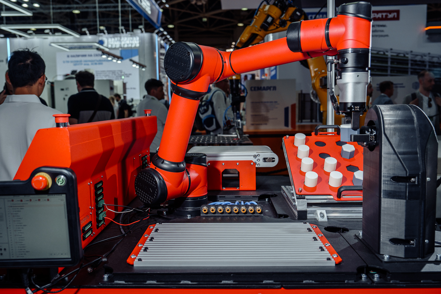 Как 16 летние школьники управляют промышленными роботами