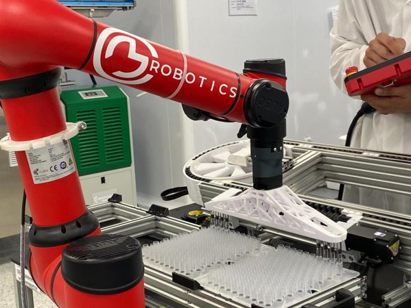 Роборука круглосуточно укладывает шприцы
